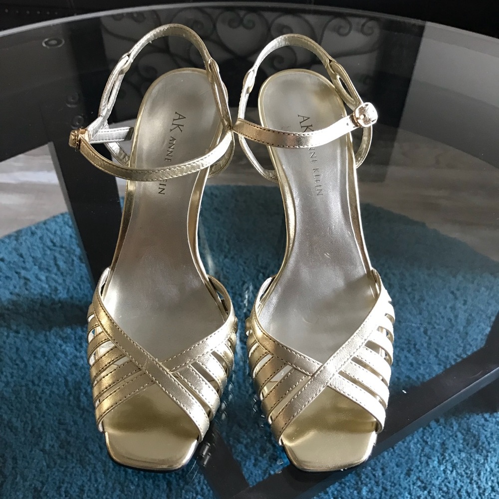 Beautiful Gold Anne Klein size 7